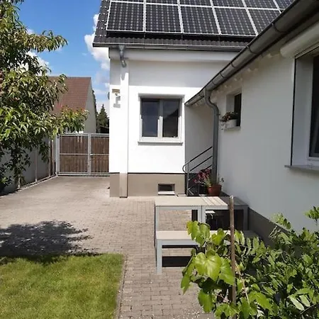 Apartment Mit Innenhof, Rasen Und Parkplatz Altlussheim Exterior photo