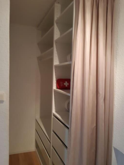 Mit Innenhof, Rasen Und Parkplatz Apartment