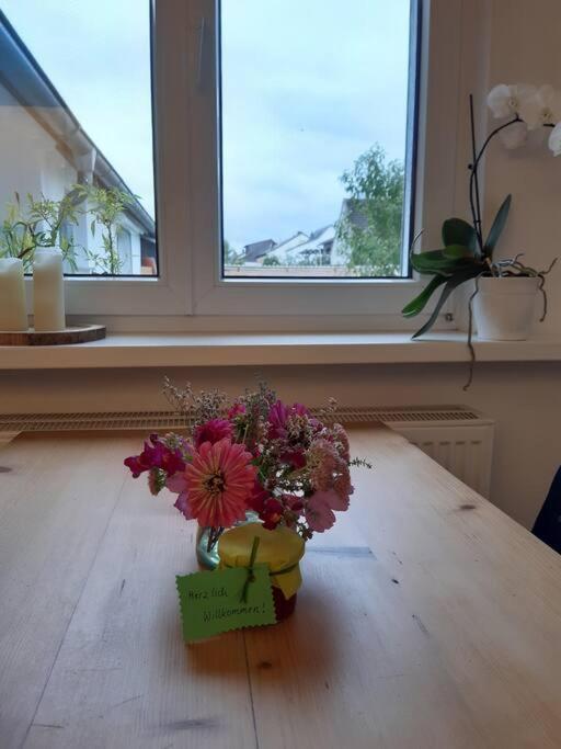 Mit Innenhof, Rasen Und Parkplatz Apartment