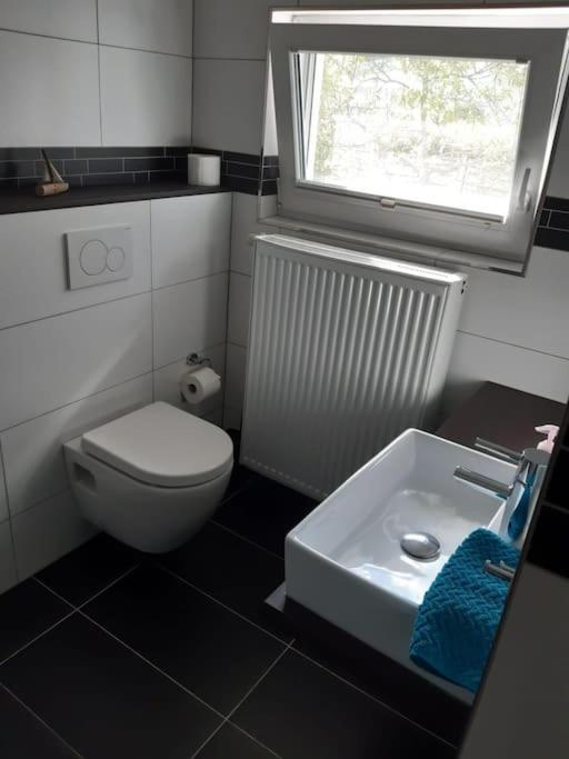 Mit Innenhof, Rasen Und Parkplatz