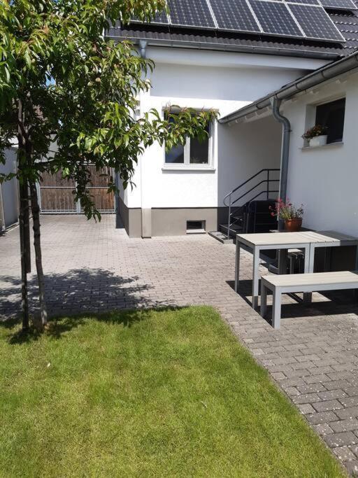 Mit Innenhof, Rasen Und Parkplatz * Altlussheim