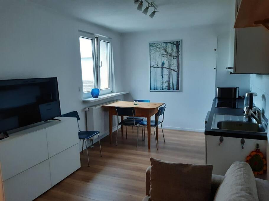 Mit Innenhof, Rasen Und Parkplatz Apartment